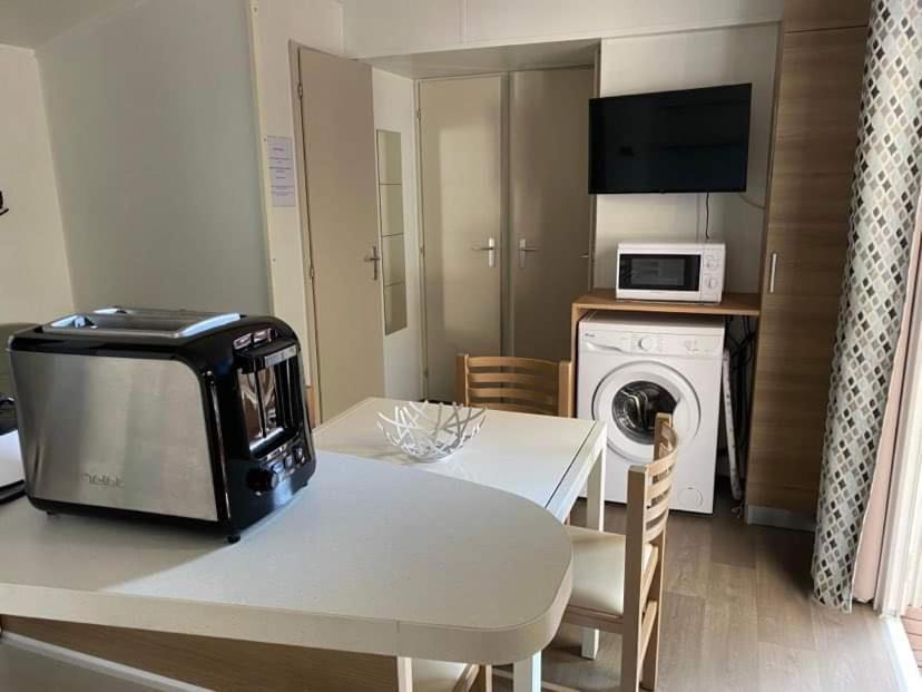 Mobilhome Vias Plage Dans Camping Exterior photo